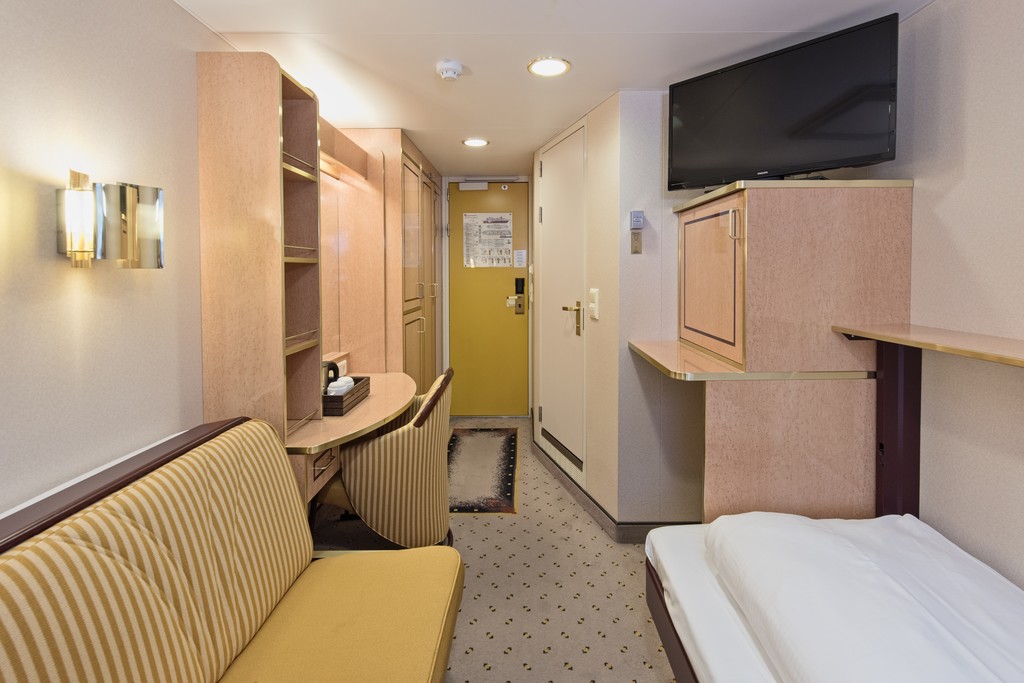 Hurtigruten MS Finnmarken Artic Superior Upper Deck 2.jpg